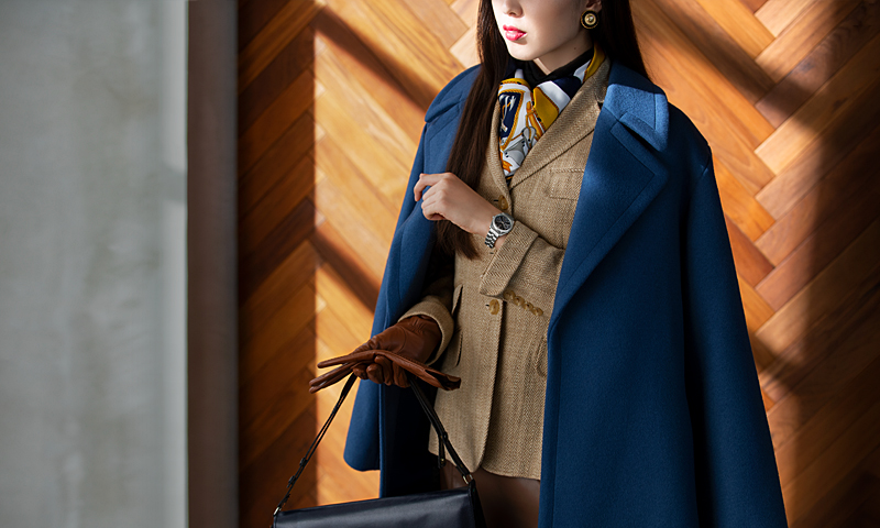 Photo of a woman wearing the Lukia SSVB001 and the trendy fashion of 1995