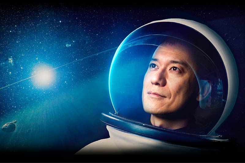 宇宙服を着た助田の写真