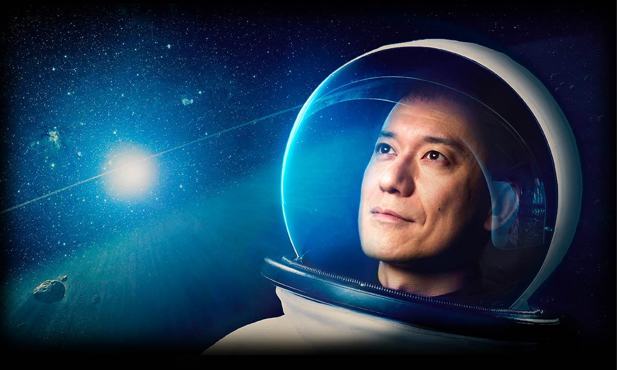 宇宙服を着た助田の写真
