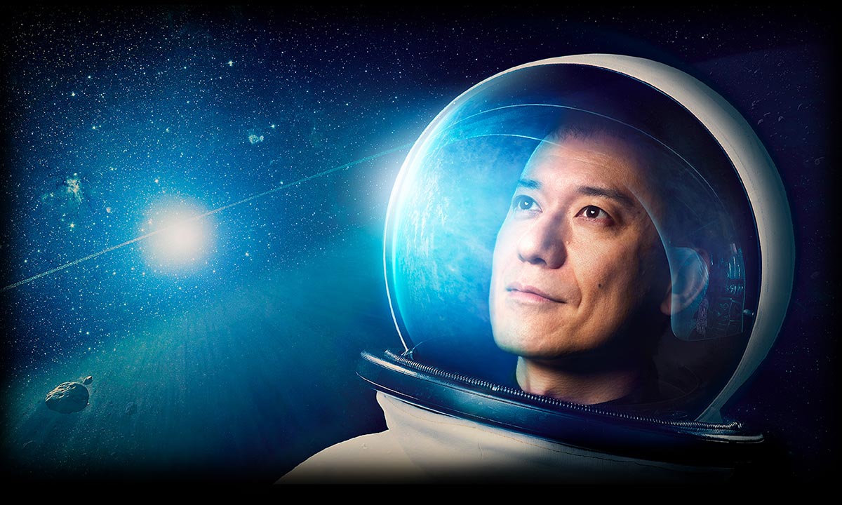 宇宙服を着た助田の写真